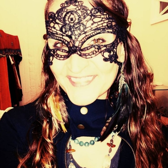 Meet your Posher, Crystal - Picture 2 of 13